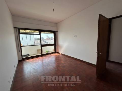 Arrendamento T4 – Centro do Porto (130 m²)
