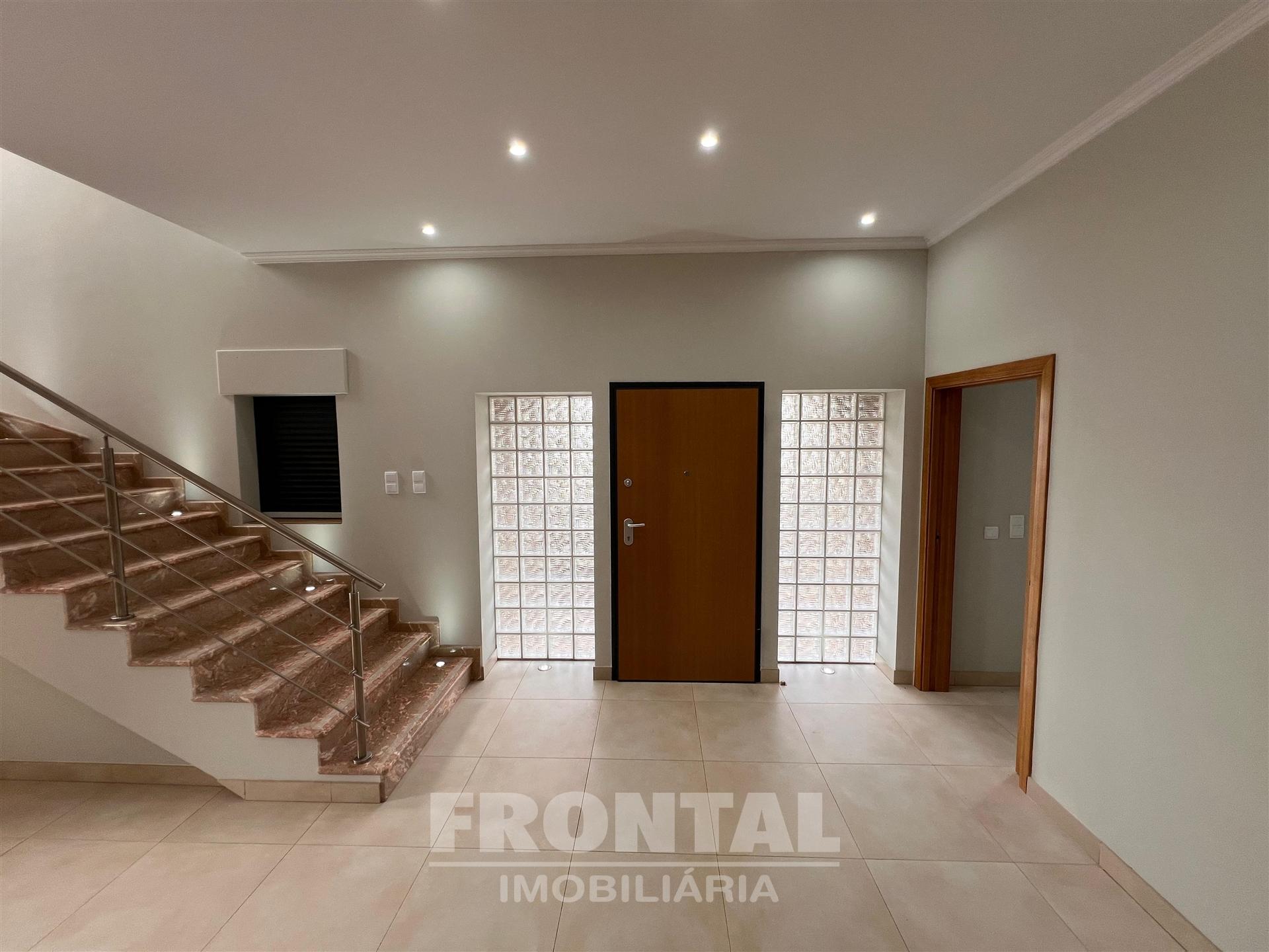 Moradia V3 Única com Arquitetura Imponente – Madalena, Gaia