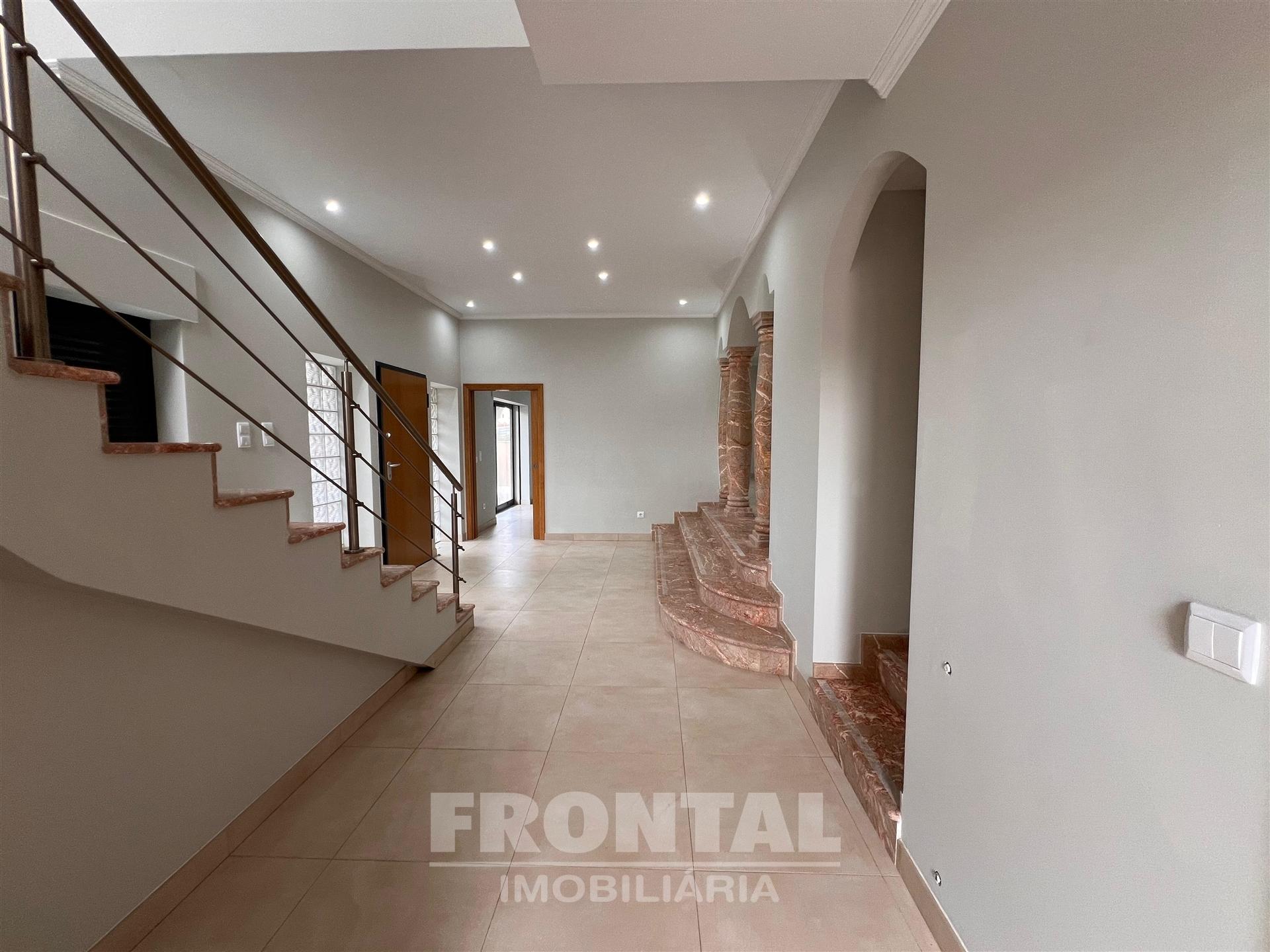 Moradia V3 Única com Arquitetura Imponente – Madalena, Gaia