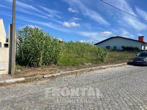 Terreno com Projeto Aprovado para Moradia T4 Geminada – Miramar/Francelos