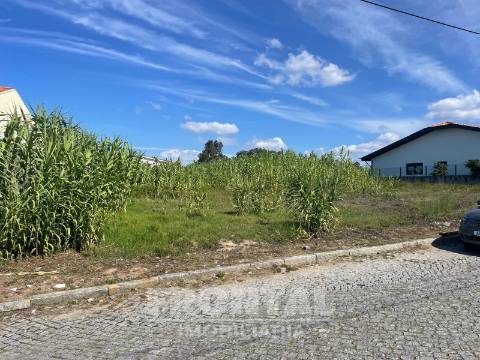 Terreno com Projeto Aprovado para Moradia T4 Geminada – Miramar/Francelos