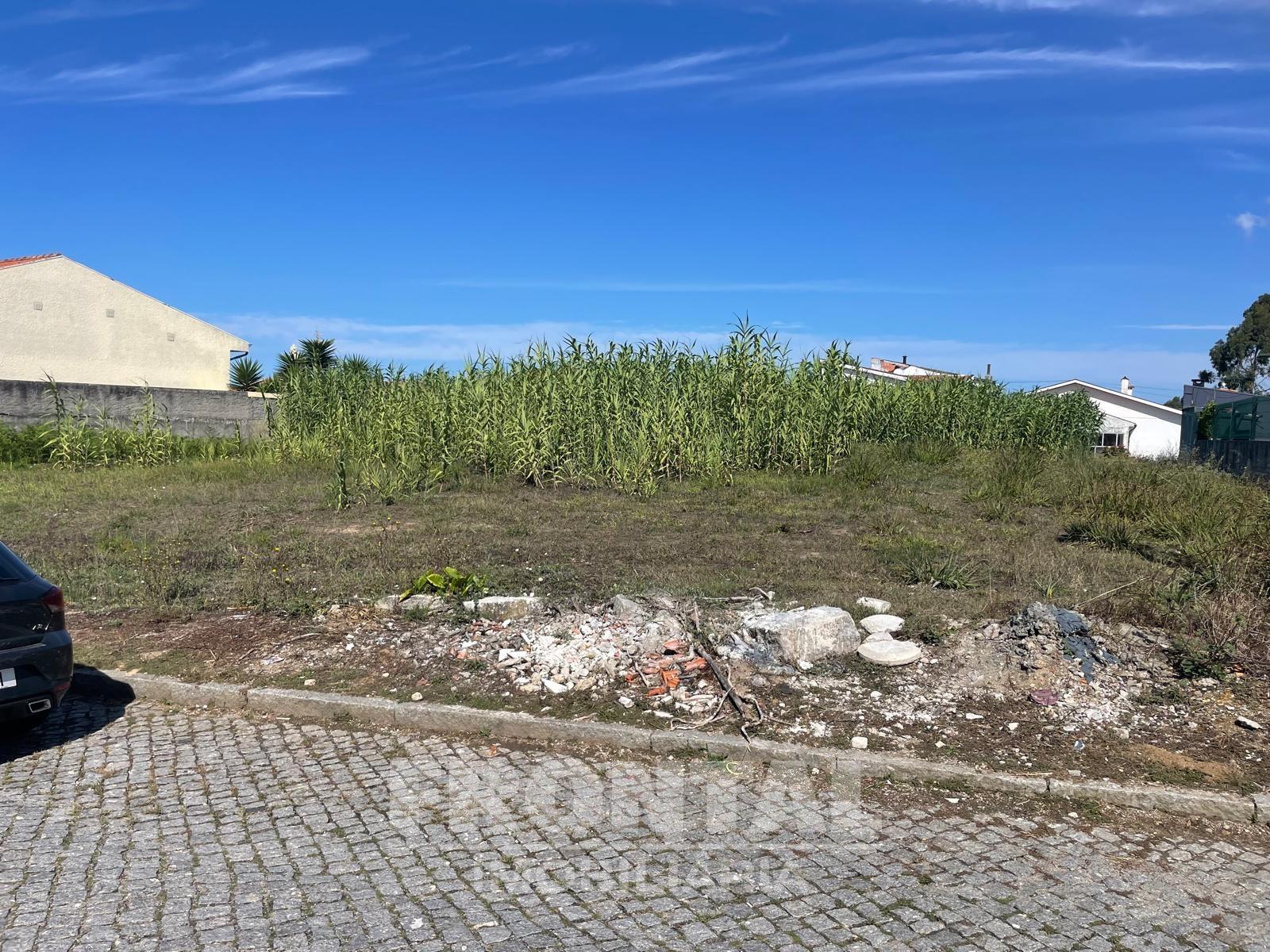 Terreno com Projeto Aprovado para Moradia T4 Geminada – Miramar/Francelos