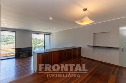 Moradia T4 + T2 com Vistas Deslumbrantes sobre o Rio Douro – Possibilidade de Permuta