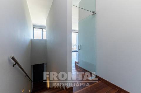 Moradia T4 + T2 com Vistas Deslumbrantes sobre o Rio Douro – Possibilidade de Permuta