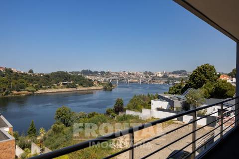 Moradia T4 + T2 com Vistas Deslumbrantes sobre o Rio Douro – Possibilidade de Permuta
