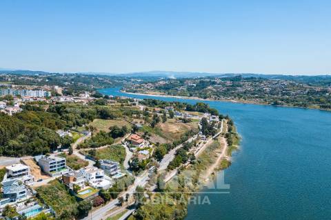 Moradia T4 + T2 com Vistas Deslumbrantes sobre o Rio Douro – Possibilidade de Permuta