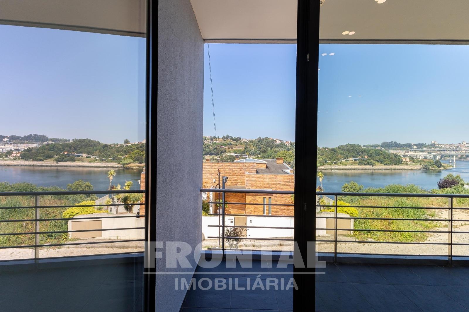 Moradia T4 + T2 com Vistas Deslumbrantes sobre o Rio Douro – Possibilidade de Permuta