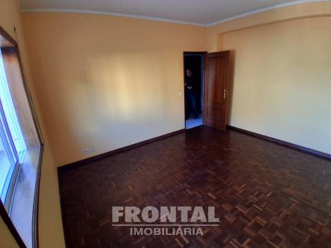 T2 com Cozinha Equipada, Elevador e Garagem | Perto do Metro, Baguim Do Monte