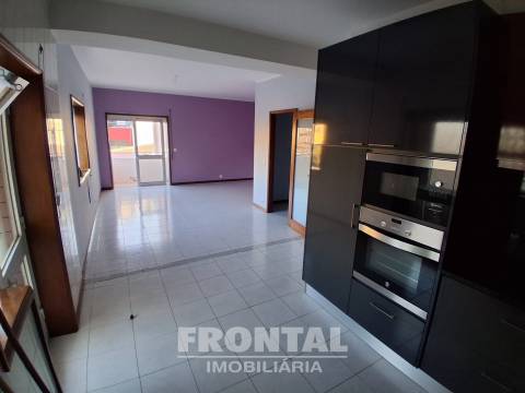 T2 com Cozinha Equipada, Elevador e Garagem | Perto do Metro, Baguim Do Monte
