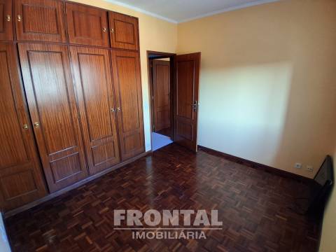 T2 com Cozinha Equipada, Elevador e Garagem | Perto do Metro, Baguim Do Monte