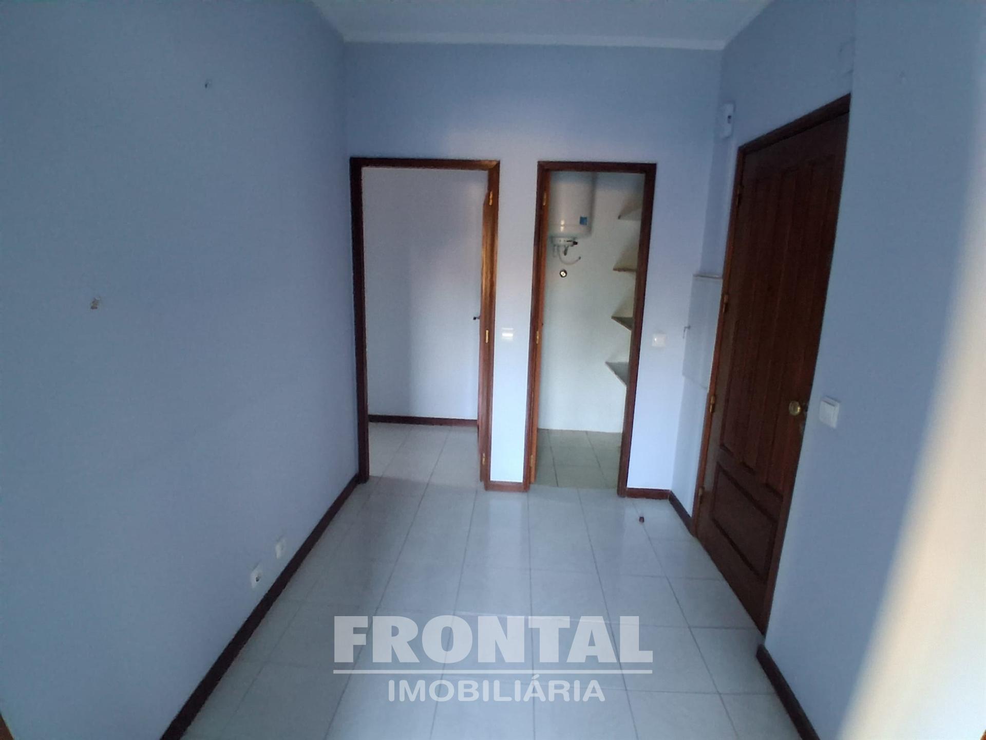 T2 com Cozinha Equipada, Elevador e Garagem | Perto do Metro, Baguim Do Monte