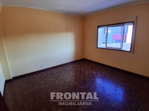 T2 com Cozinha Equipada, Elevador e Garagem | Perto do Metro, Baguim Do Monte