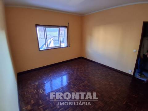 T2 com Cozinha Equipada, Elevador e Garagem | Perto do Metro, Baguim Do Monte