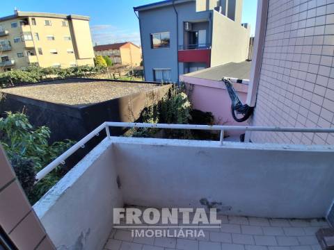 T2 com Cozinha Equipada, Elevador e Garagem | Perto do Metro, Baguim Do Monte