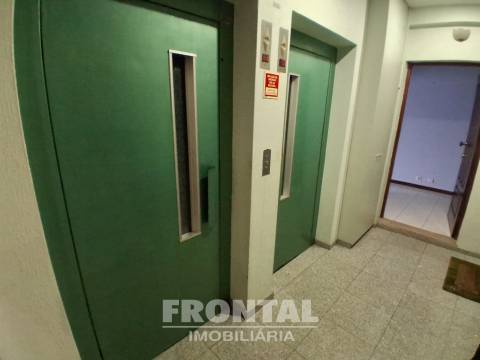 T2 com Cozinha Equipada, Elevador e Garagem | Perto do Metro, Baguim Do Monte