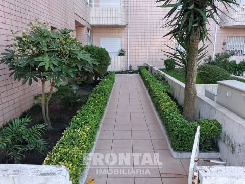 T2 com Cozinha Equipada, Elevador e Garagem | Perto do Metro, Baguim Do Monte