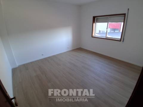 T2 com Cozinha Equipada, Elevador e Garagem | Perto do Metro, Baguim Do Monte