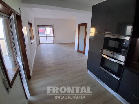 T2 com Cozinha Equipada, Elevador e Garagem | Perto do Metro, Baguim Do Monte