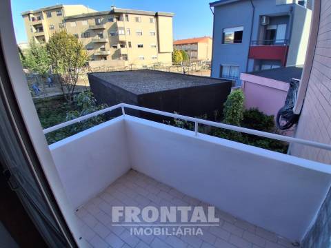 T2 com Cozinha Equipada, Elevador e Garagem | Perto do Metro, Baguim Do Monte