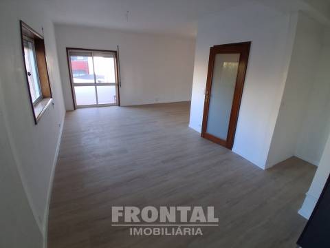 T2 com Cozinha Equipada, Elevador e Garagem | Perto do Metro, Baguim Do Monte