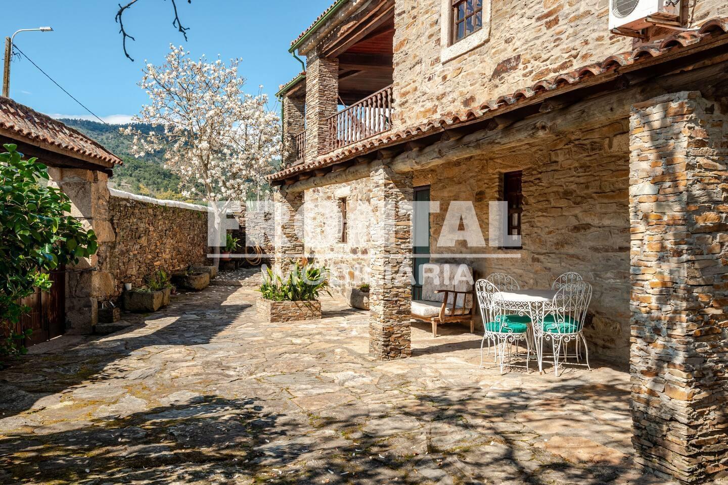 Exclusivo Frontal Moradia de Prestígio com Elevado Potencial Turístico – Frechas, Mirandela