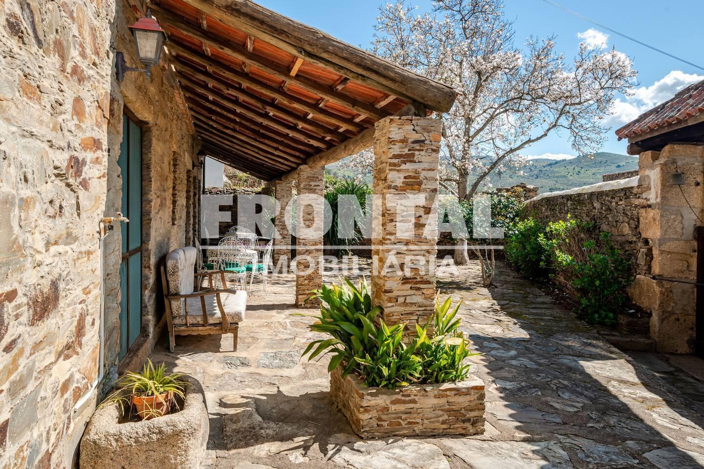 Exclusivo Frontal Moradia de Prestígio com Elevado Potencial Turístico – Frechas, Mirandela