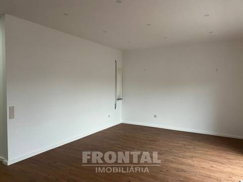 Apartamento T3 com Garagem Box | Águas Santas, Maia