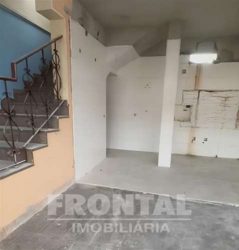 Loja com Projeto para 4 apartamentos T1 - Oportunidade de Investimento | Vila Nova Da Telha, Maia