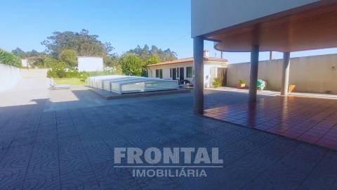 Moradia T4 de luxo com piscina e jardim privativo