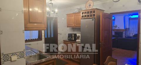 Moradia T4 de luxo com piscina e jardim privativo