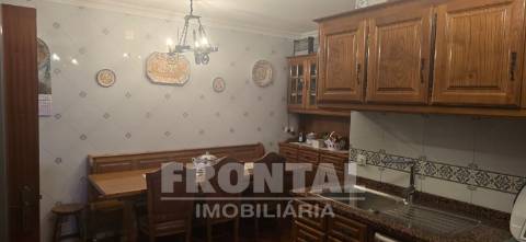 Moradia T4 de luxo com piscina e jardim privativo