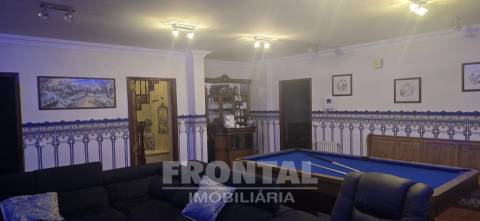 Moradia T4 de luxo com piscina e jardim privativo