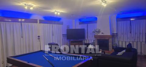 Moradia T4 de luxo com piscina e jardim privativo