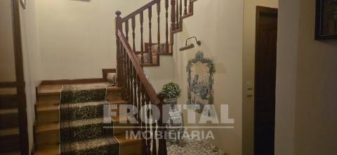 Moradia T4 de luxo com piscina e jardim privativo