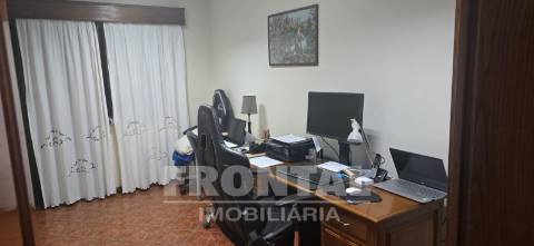 Moradia T4 de luxo com piscina e jardim privativo