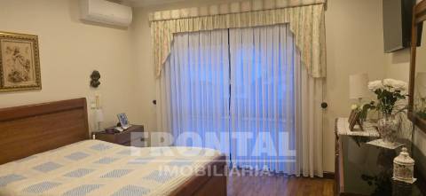 Moradia T4 de luxo com piscina e jardim privativo