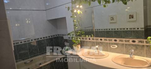 Moradia T4 de luxo com piscina e jardim privativo