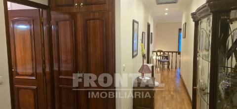 Moradia T4 de luxo com piscina e jardim privativo