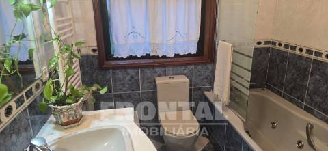 Moradia T4 de luxo com piscina e jardim privativo