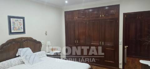 Moradia T4 de luxo com piscina e jardim privativo