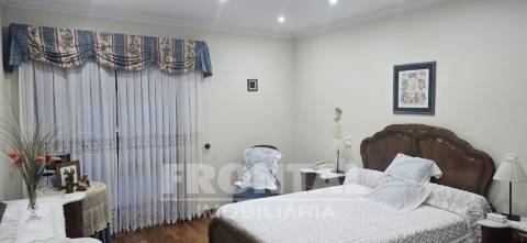 Moradia T4 de luxo com piscina e jardim privativo