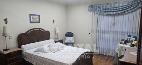 Moradia T4 de luxo com piscina e jardim privativo