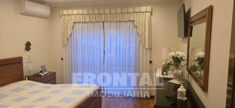 Moradia T4 de luxo com piscina e jardim privativo