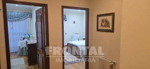 Moradia T4 de luxo com piscina e jardim privativo