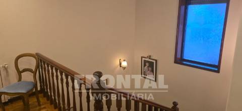 Moradia T4 de luxo com piscina e jardim privativo