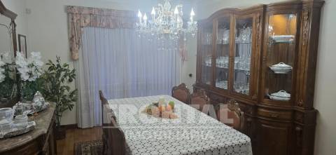 Moradia T4 de luxo com piscina e jardim privativo