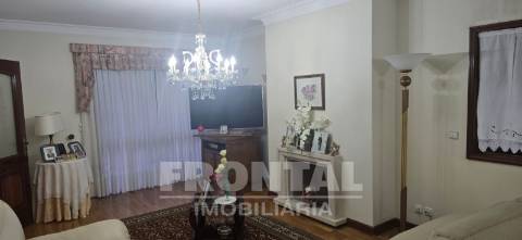 Moradia T4 de luxo com piscina e jardim privativo