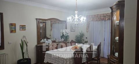 Moradia T4 de luxo com piscina e jardim privativo