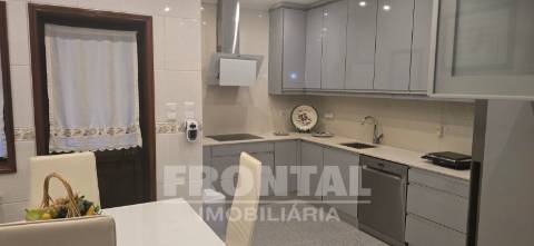 Moradia T4 de luxo com piscina e jardim privativo