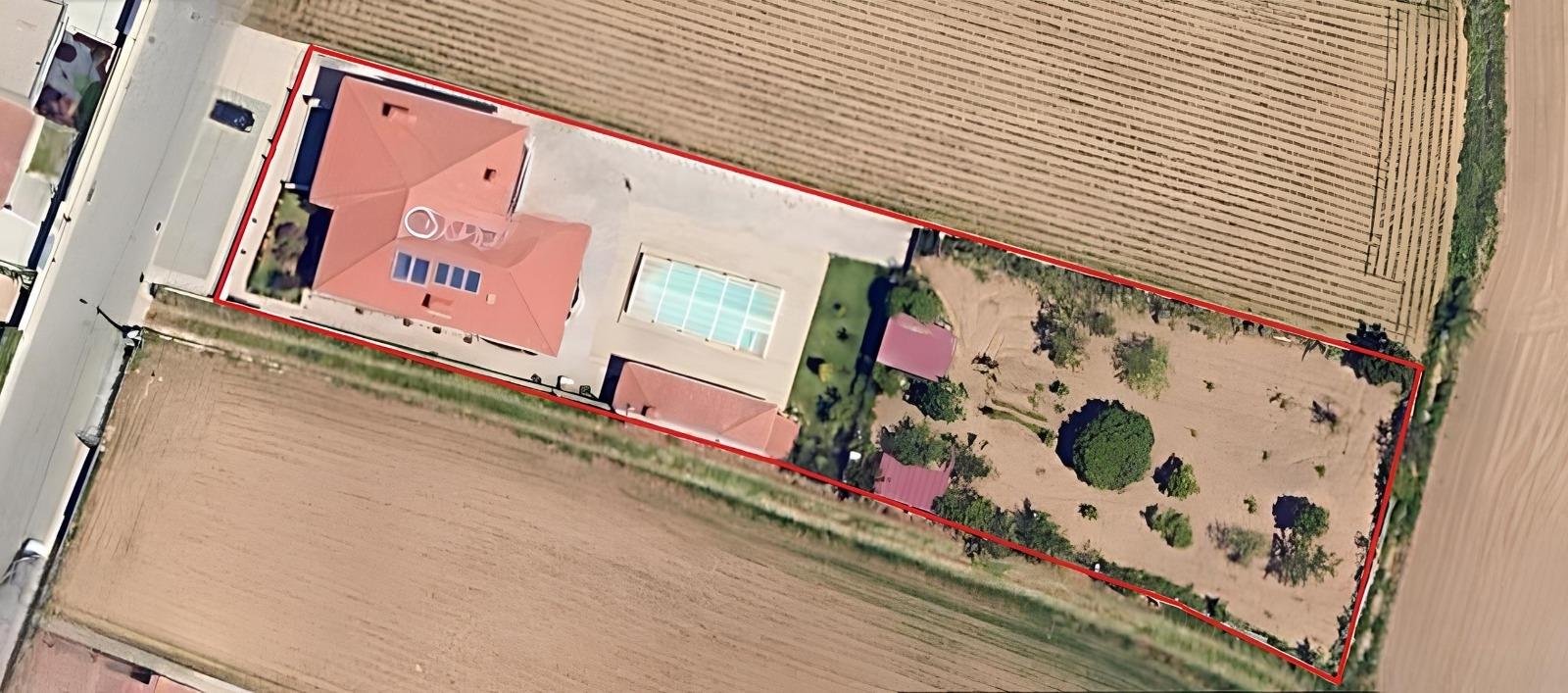 Moradia T4 de luxo com piscina e jardim privativo